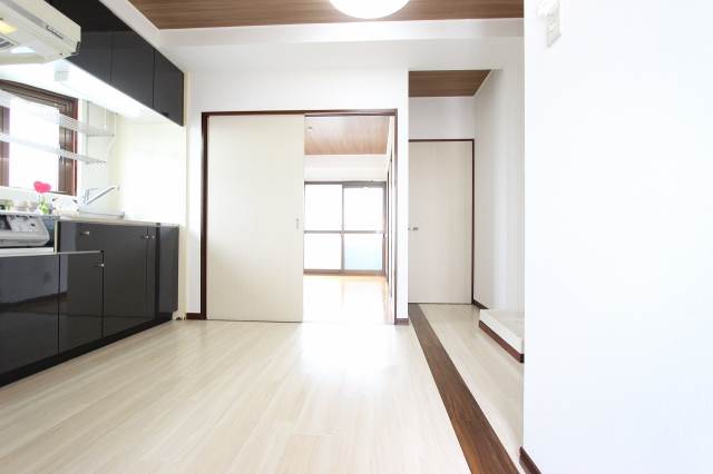 玄関　いろんな面から採光しているので明るいです