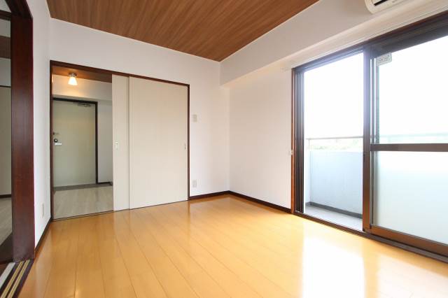 居室・リビング　お部屋の中は綺麗に改装されてますよ