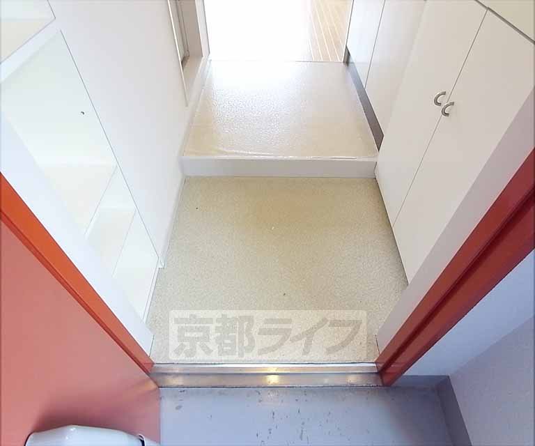 玄関　白色で明るい玄関です！