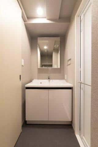 洗面設備　■多面鏡独立洗面台■キャビネット収納付き