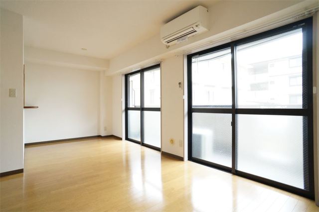 居室・リビング　参考写真（当建物別部屋のものです）