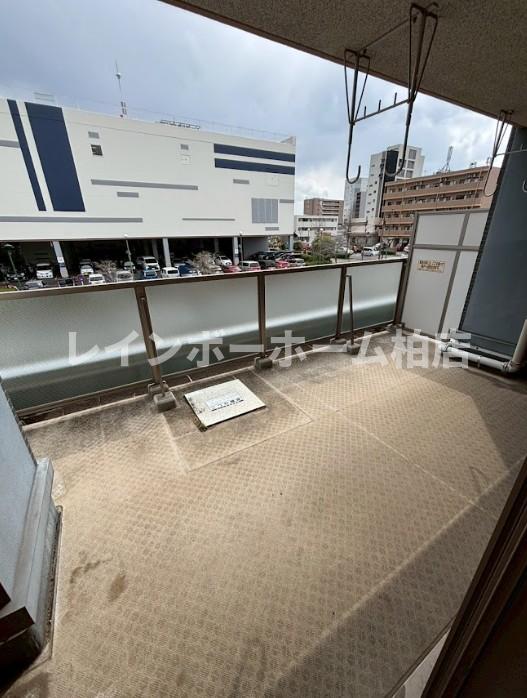 バルコニー　暖かな日差しのふりそそぐバルコニー