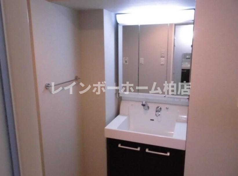 洗面設備　ゆったりとスペースのある洗面所