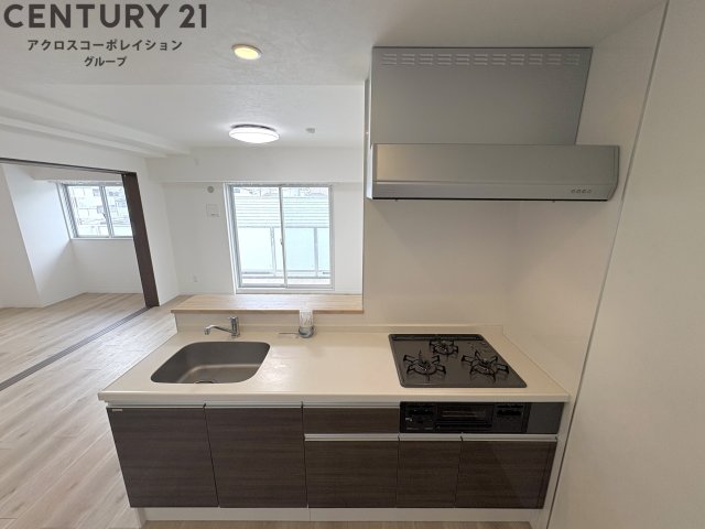 居室・リビング　西向きエアコン付きの14帖のリビングです♪