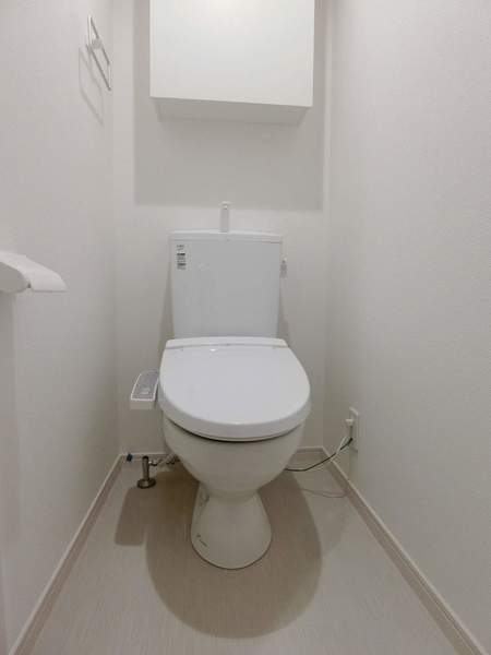 トイレ　個室タイプのトイレです。