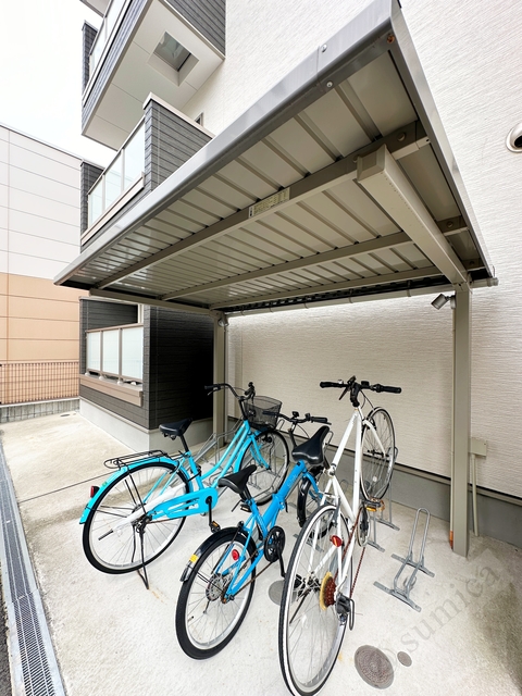 その他共有部分　屋根付き駐輪場。大事な自転車も雨でも安心♪