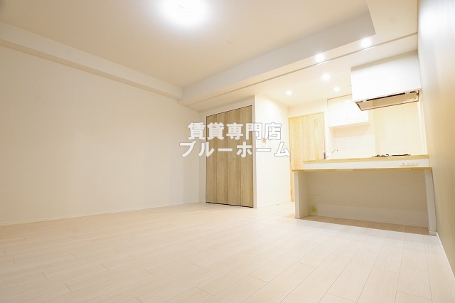 居室・リビング　12.9帖の広いリビングです！エアコン付き！