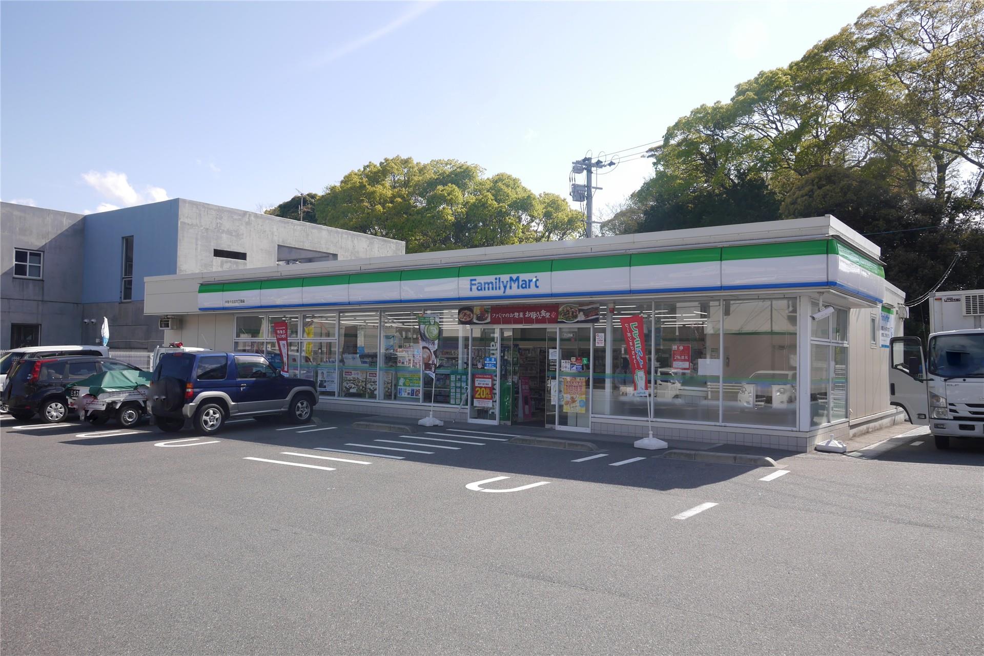 コンビニ　ファミリーマート小倉中吉田六丁目店（コンビニ）まで590m