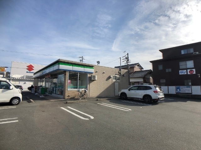 コンビニ　ファミリーマート津久居北口店（コンビニ）まで143m