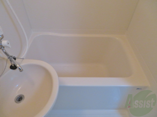 バス・シャワールーム　バスルームは狭すぎず、シャワーも浴びやすそうです。