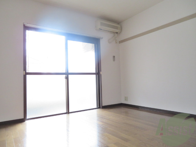 居室・リビング　７帖の洋室です。広々として、きれいですね。