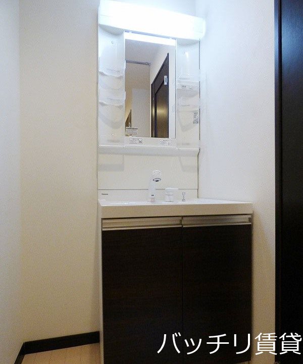 洗面設備　同型タイプのお写真です。現状優先です。