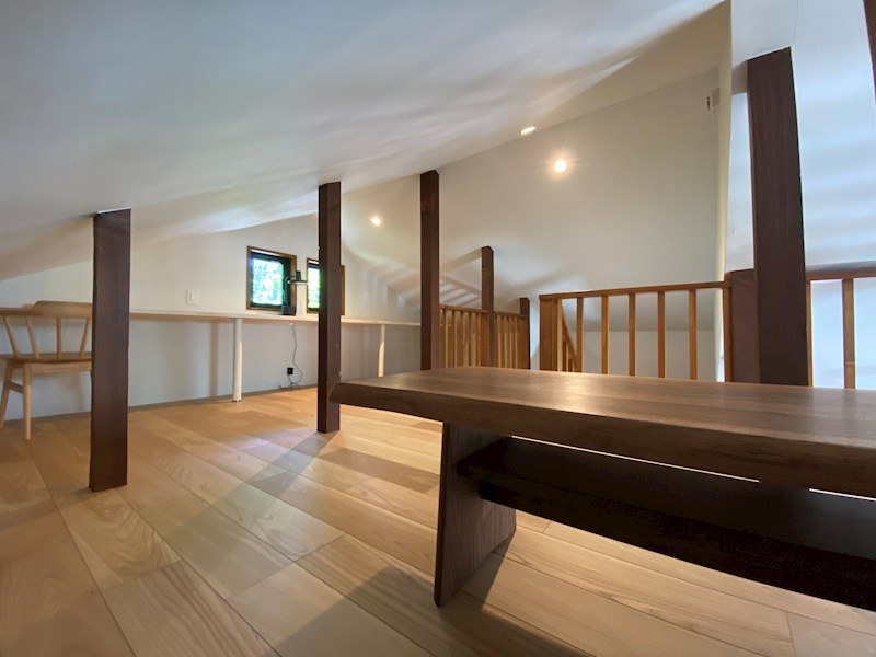 その他部屋・スペース　勾配天井を活かしたロフトには壁一面のロングカウンターデスクが