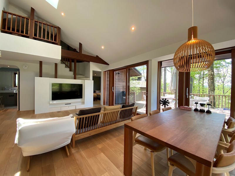 その他　質感豊かなダイニングテーブルと、デザイン性の高い木製ペンダン