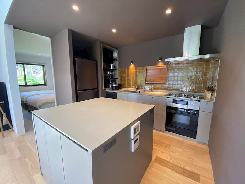 キッチン　グレーの面材と深みのあるタイルの組み合わせが、大人のインテリ