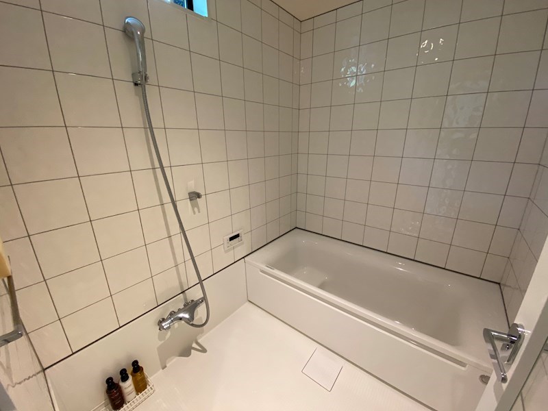 バス・シャワールーム　全面ホワイトのタイル貼りで、明るくクリーンなバスタイムを楽し