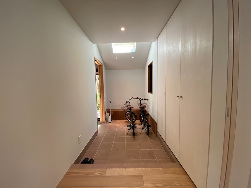 玄関　玄関にも天窓を配置し、暗くなりがちな空間を明るく清潔感のある