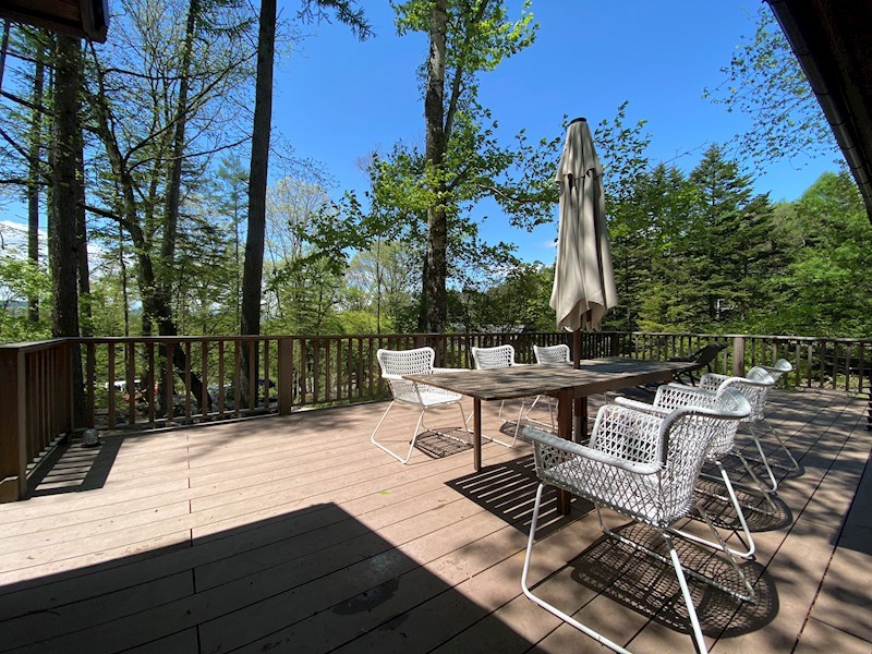 バルコニー　視界いっぱいに広がる軽井沢の森と青空を独占できる、開放感に満