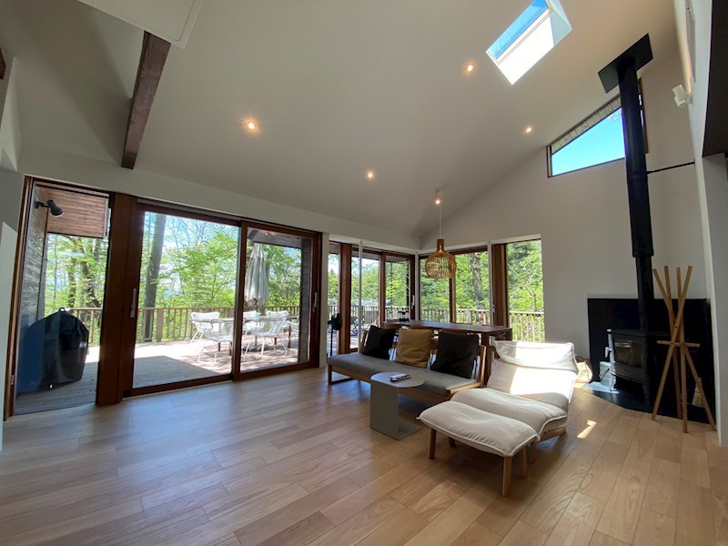 居室・リビング　高い勾配天井に設置された天窓から、陽光がリビング全体を優しく