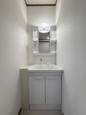 洗面設備　明るい洗面所です