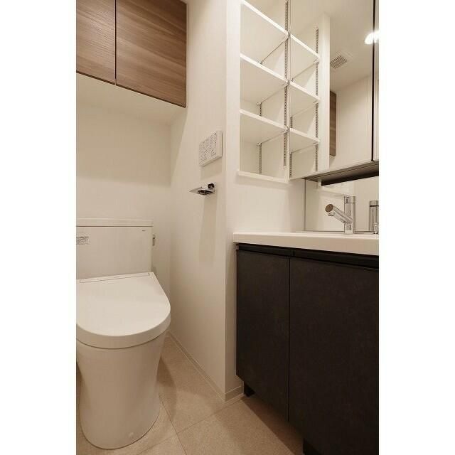 洗面設備　明るい洗面所です