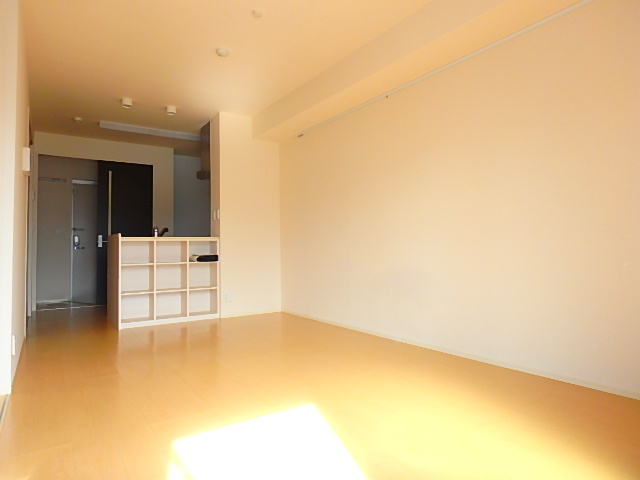 居室・リビング　日差しが差込む明るいリビングです。