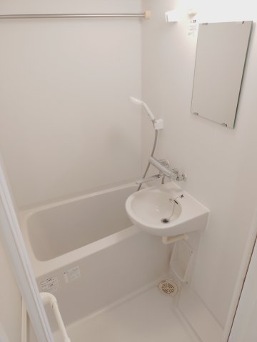 バス・シャワールーム　ゆっくり足をのばして入れます