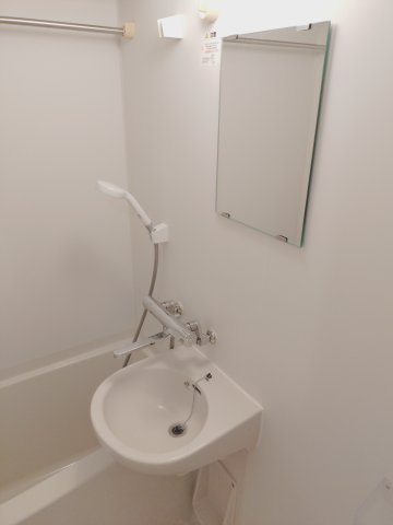 洗面設備　鏡もついてきれいな洗面台です