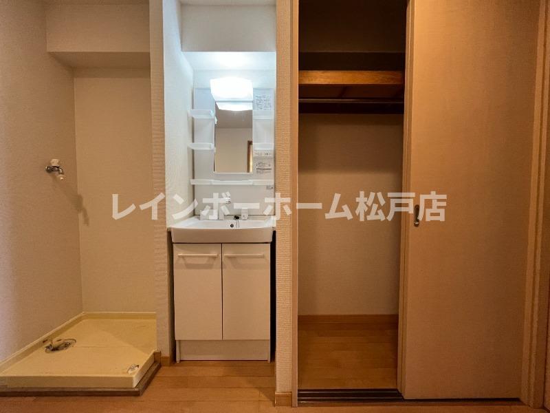 洗面設備　脱衣スペースもあります