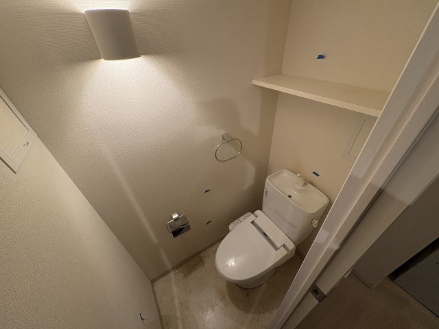 トイレ　落ち着いた色調のトイレです