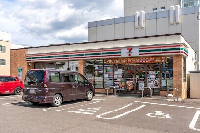 コンビニ　セブンイレブン札幌月寒中央通店（コンビニ）まで340m