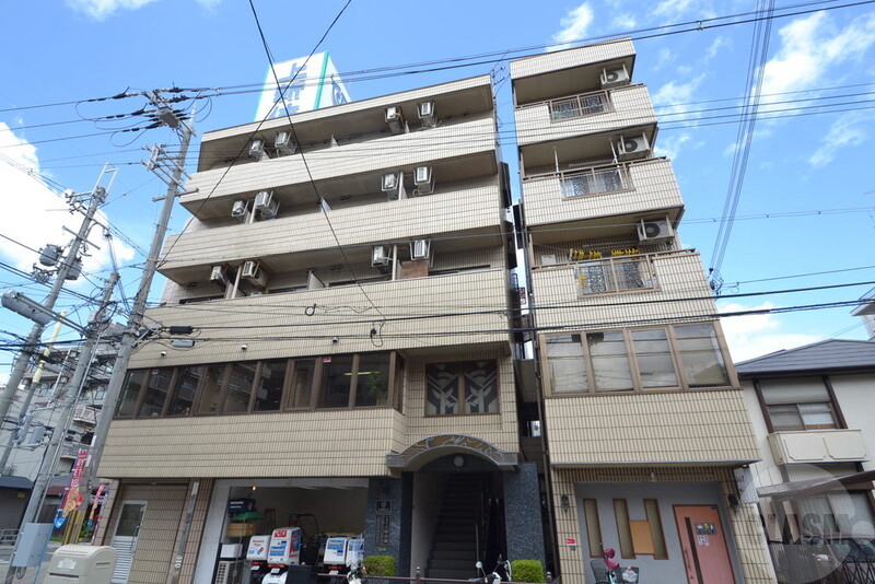 建物外観　どっしりとしたタイル張りの外観、駅徒歩５分