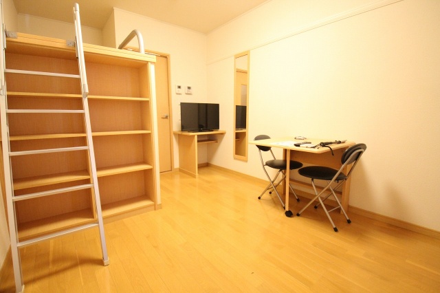 居室・リビング　同物件、別号室の写真です。