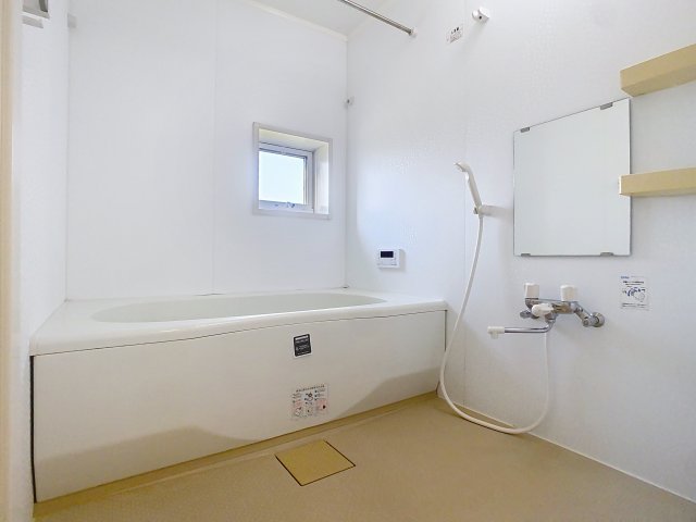 バス・シャワールーム　掲載写真は同一建物内の別間取りの部屋を掲載おります。実際のお