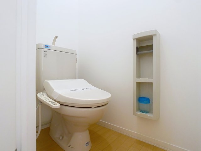 トイレ　掲載写真は同一建物内の別間取りの部屋を掲載おります。実際のお