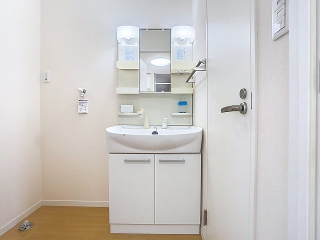 洗面設備　掲載写真は同一建物内の別間取りの部屋を掲載おります。実際のお