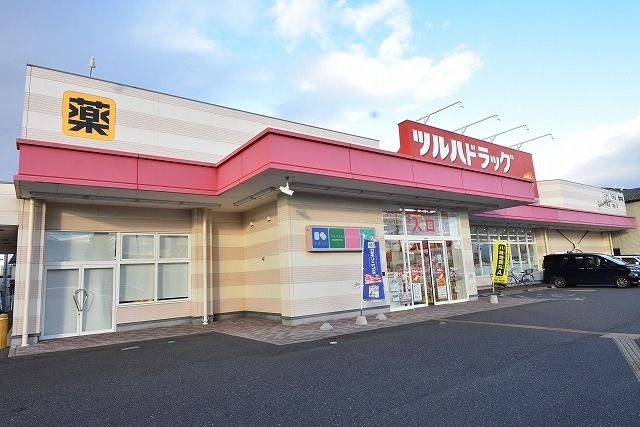 ドラックストア　ツルハドラッグ荒井店（ドラッグストア）まで400m