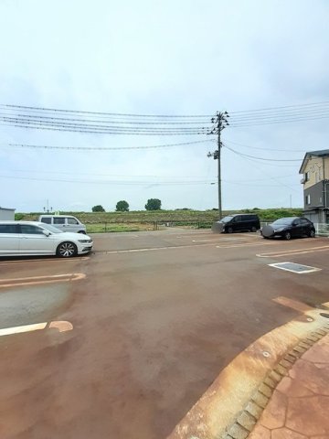 駐車場　駐車場があるので、車を買う予定の方も安心です
