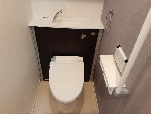 トイレ　落ち着いた色調のトイレです♪