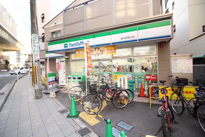 コンビニ　ファミリーマート 豊中駅西口店（コンビニ）まで528m