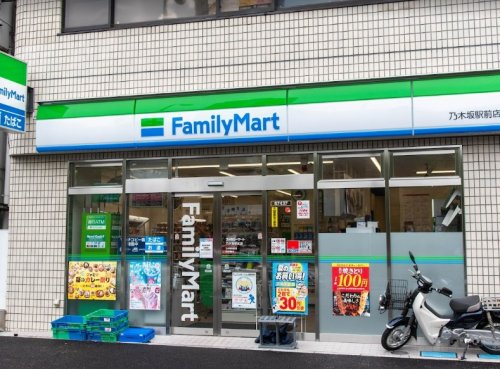 コンビニ　ファミリーマート 乃木坂駅前店（コンビニ）まで353m