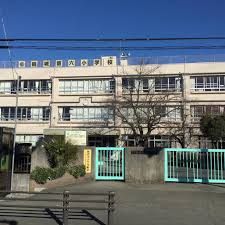 小学校　稲城市立稲城第六小学校（小学校）まで704m