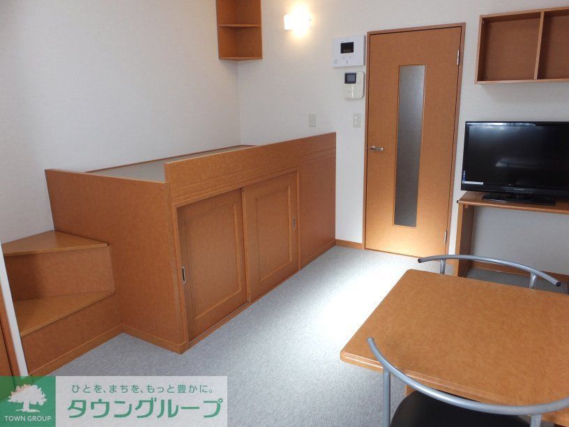 その他部屋・スペース　ベッド下と階段にたっぷり収納可能