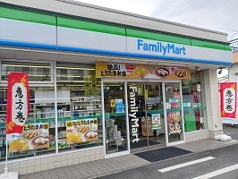 コンビニ　ファミリーマート（コンビニ）まで700m