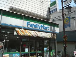 コンビニ　ファミリーマート新宿中井駅前店（コンビニ）まで94m