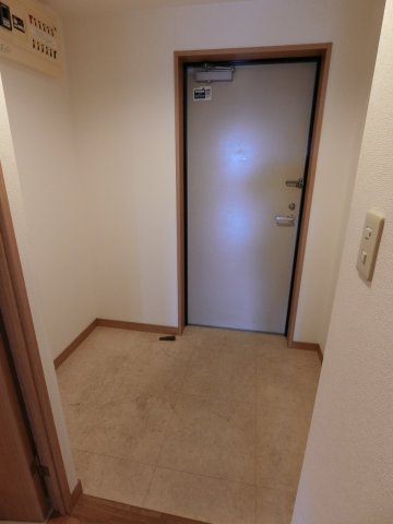 玄関　他のお部屋の参考写真となります。