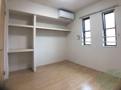 その他部屋・スペース　こちらは５．２帖の寝室です。落ち着きのあるお部屋です。