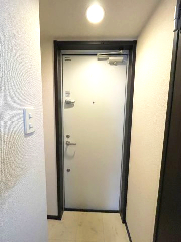 玄関　イメージとして同マンション他部屋を表示しています