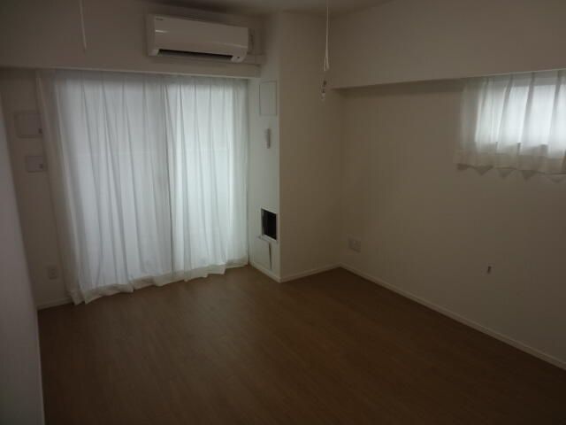 その他　落ち着いた色調の寝室です