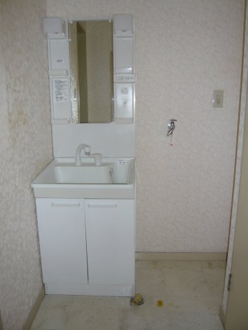洗面設備　ゆったりとスペースのある洗面所